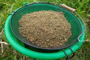 Fishing groundbait mixed through a sieve. Zanęta wędkarska rozrabiana przez sito. © SebbPL