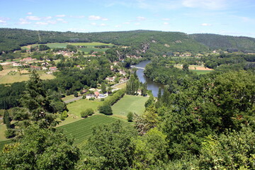Fototapeta na wymiar paysage du lot , rivière la Dordogne en france