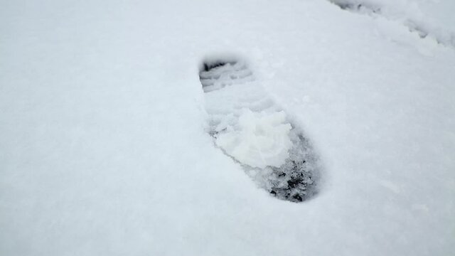 Scarpone da montagna sulla neve -dettaglio passaggio escursionista