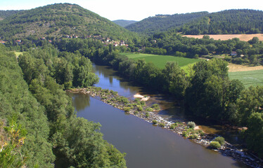Fototapeta na wymiar paysage du lot , rivière la Dordogne en france