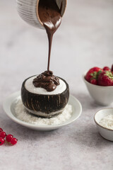 glace noix de coco givrée avec fruits rouges et chocolat coulant