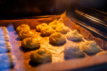 Bignè alla panna all'italiana. Profiteroles al cioccolato fondente. Preparazione a mano e cottura al forno.