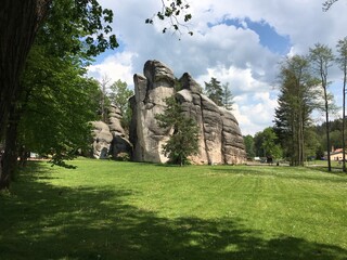 Piękne duże skały w skalnym mieście w Czechach © Józef
