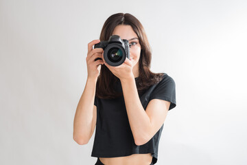 Junge Frau beim Fotografieren mit einer Spiegelreflexkamera  - obrazy, fototapety, plakaty