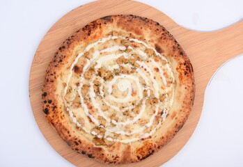 A delicious pizza platter with ranch sauce