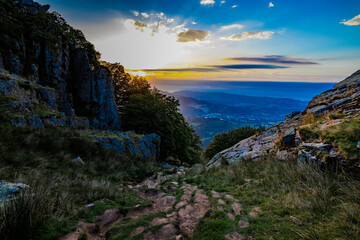 Trecking por montes de Andoain del Pais Vasco al atardecer