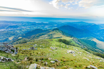 Trecking por montes de Andoain del Pais Vasco al atardecer