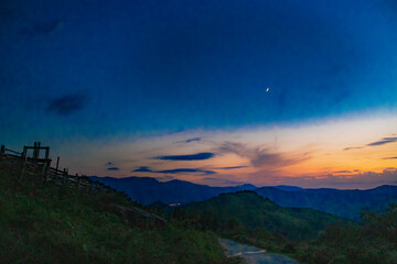 Trecking por montes de Andoain del Pais Vasco al atardecer