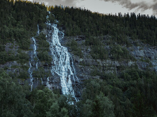 Wodospad Rjukanfossen w miejscowości Rjukan w Norwegii - obrazy, fototapety, plakaty