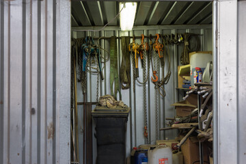 Werkstatt in einer Mülldeponie