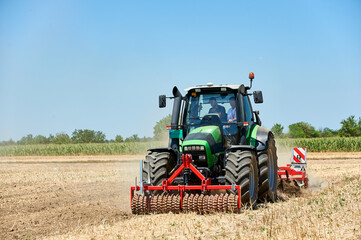 Naklejka premium tractor in field