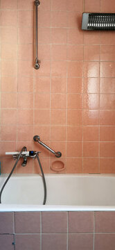 Veraltetes Badezimmer in rosa Farbton