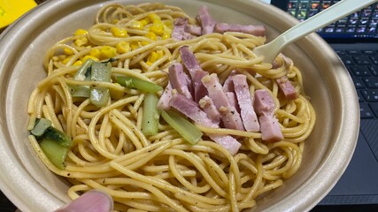 仕事の合間に食べるコンビニパスタ。リモートワーク/在宅勤務/ニューノーマルなライフスタイル