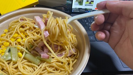 仕事の合間に食べるコンビニパスタ。リモートワーク/在宅勤務/ニューノーマルなライフスタイル