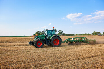 Fototapeta na wymiar tractor in field