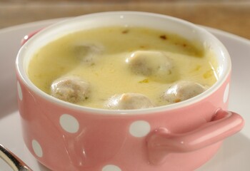 Polpetnhas de cordeiro com molho harissa