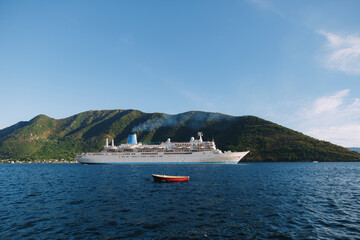 Fototapeta na wymiar Cruise liner against the backdrop of the mountain
