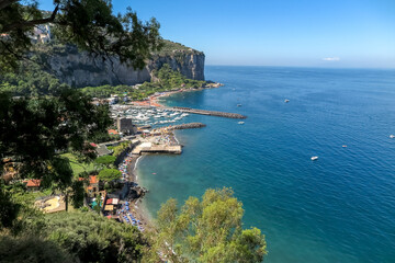 Obraz premium Great cliff on the shores of the Mediterranean Sea, with houses, beaches and boats, Sorrento commune, Naples province, Italy