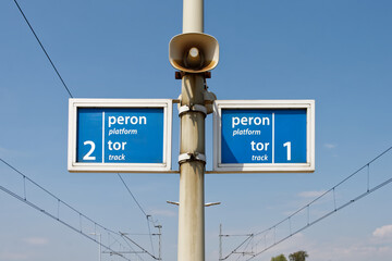 Oznaczenia torów na peronie stacji kolejowej - obrazy, fototapety, plakaty