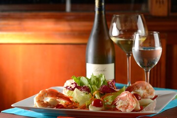 Camarão natural com salada.