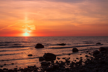 Fototapeta na wymiar Steine am Meer bei Sonnenaufgang