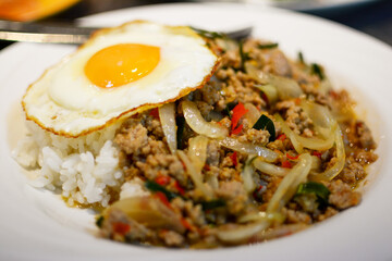 タイ料理、白いご飯にミンチ肉とパプリカと玉ねぎを炒めた具と、目玉焼きをトッピングしたガパオ。