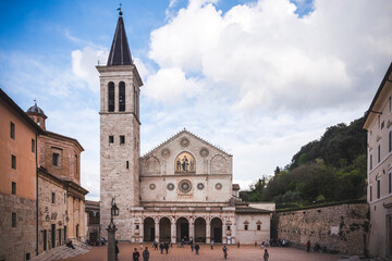 Fototapeta na wymiar the cathedral of Spoleto overlooks the square which extends to its feet
