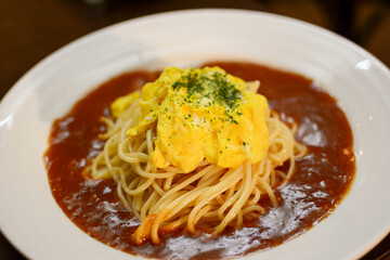 名古屋名物、老舗喫茶店のあんかけスパゲティ、ハンバーグと目玉焼きトッピング。名古屋めし。愛知県名古屋市。旅行、旅、観光、観光地、食べ歩き、ご当地グルメ。