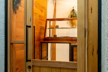 木のドアの入口と木製ショーケース　