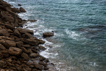 Olas chocando en acantilado