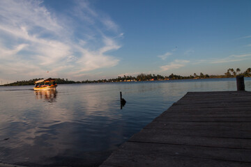 Obraz premium Beautiful view of the sunset and a boat arriving at the port, Paradise beach,Playa Paraíso,Mexico,Tabasco,Villahermosa.