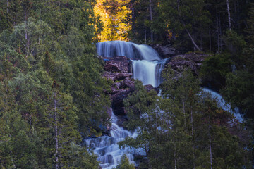 Wodospad Rjukanfossen w miejscowości Rjukan w Norwegii - obrazy, fototapety, plakaty