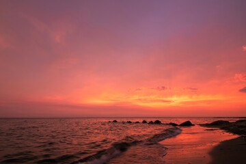 Fototapeta na wymiar scenic seascape scenery with intense red-purple sky