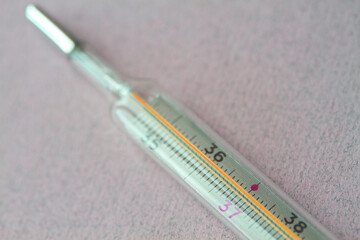 Thermometer for measurement of a body temperature