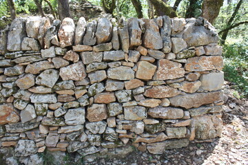 paysage de mur en pierres sèches en occitanie ,france