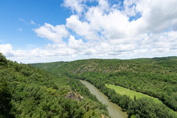 Fototapeta na wymiar Les Gorges de l'Aveyron depuis Bruniquel