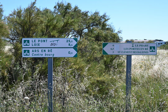 Panneaux de direction sur l'ile de R&eacute; 