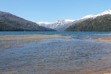 Paisaje argentino de lago entre montañas