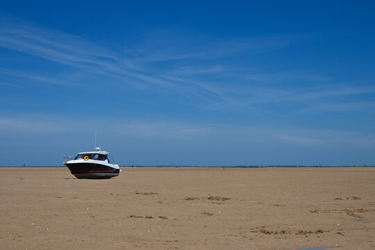 bateau &eacute;chou&eacute; sur un banc de sable &agrave; l'ile de R&eacute;