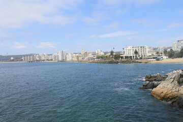 Fototapeta premium Paisaje chileno en Viña del mar de playa y edificio