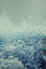 plano detalle de gotas de agua en movimiento cayendo por una cascada