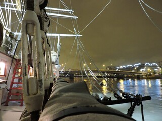 Vue de Nantes la nuit sur le pont du Belem