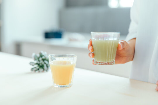 きれいになリビングで爽やかな朝に野菜ジュースを持っている　morning flesh
