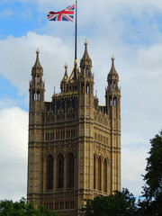 Fototapeta na wymiar Torre de de Westmister con bandera británica con cielo con nubes 