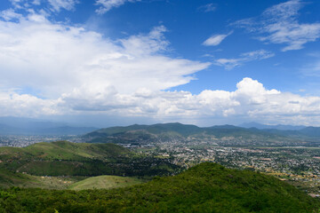 Fototapeta premium Vistas de Zona arqueológica Monte Alban y la ciudad de Oaxaca, Mexico.