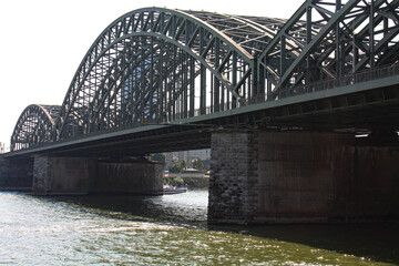 Brücke am Kölner Hauptbahnhof in Deutschland