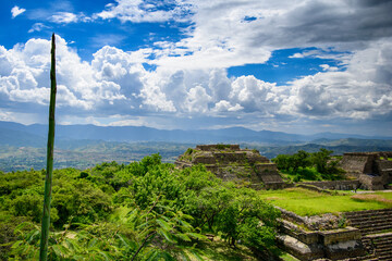Vistas de Zona arqueológica Monte Alban y la ciudad de Oaxaca, Mexico. - obrazy, fototapety, plakaty