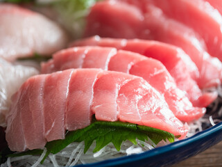 本マグロの中トロのお刺身のクローズアップ。