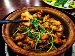 The delicious and enticing home-cooked chicken clay pot
