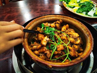 The delicious and enticing home-cooked chicken clay pot

